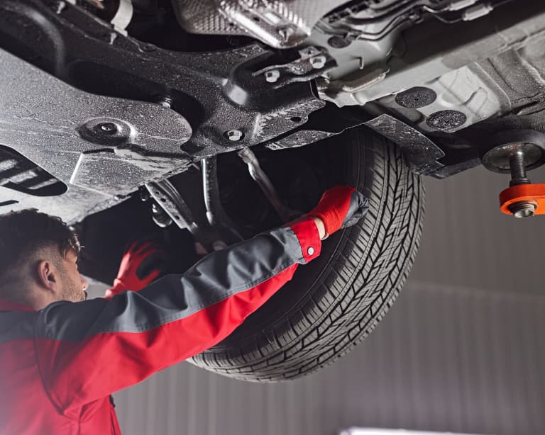 Mecánico realizando un mantenimiento de un coche